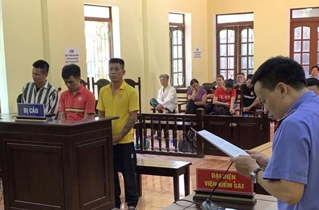 Tát nữ nhân viên hàng không vì… xin chụp hình không cho