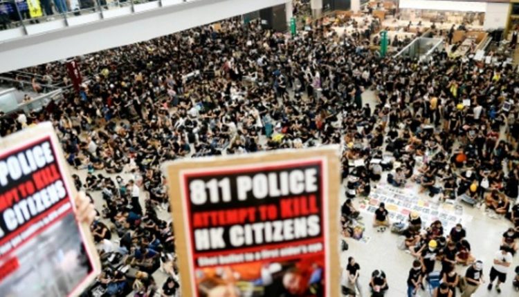 12-5000-menschen-demonstrieren-am-hongkonger-flughafen-4591c7b51636c85a_yyjh