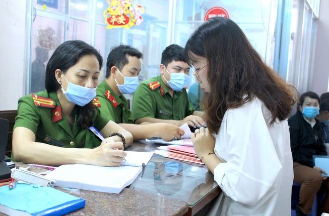 Công an thu thập thông tin của công dân làmCCCD. Ảnh LÊ THOA