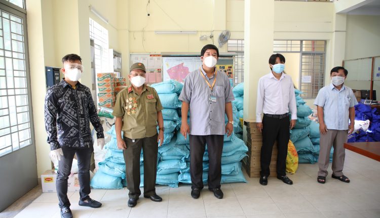 Cong-ty-An-Thanh-Tram-Huong-va-nhom-thien-nguyen-ho-tro-phuong-Tan-Quy-quan-Tan-Phu-tinviettoday-3