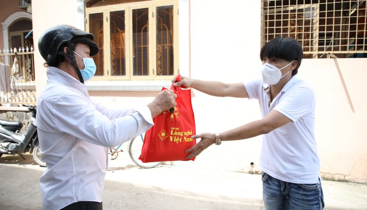 Huong-ung-cung-Tap-chi-Lang-nghe-Viet-Nam-nhom-thien-nguyen-chung-tay-huong-ve-que-huong-tin-viet-today-vn-5