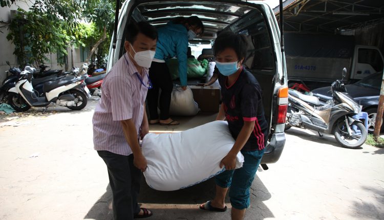 ngoc-khanh-cung-nhom-thien-nguyen-chung-tay-ho-tro-nguoi-dan-kho-khan-vi-dich-covid-19-tin-viet-today-vn-1