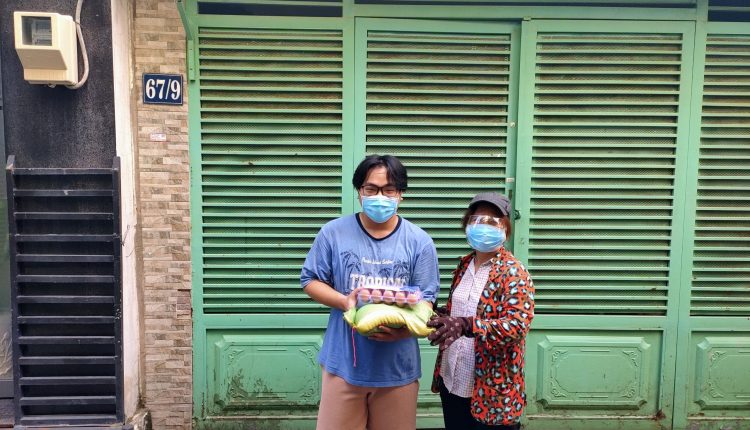 ngoc-khanh-cung-nhom-thien-nguyen-chung-tay-ho-tro-nguoi-dan-kho-khan-vi-dich-covid-19-tin-viet-today-vn-8