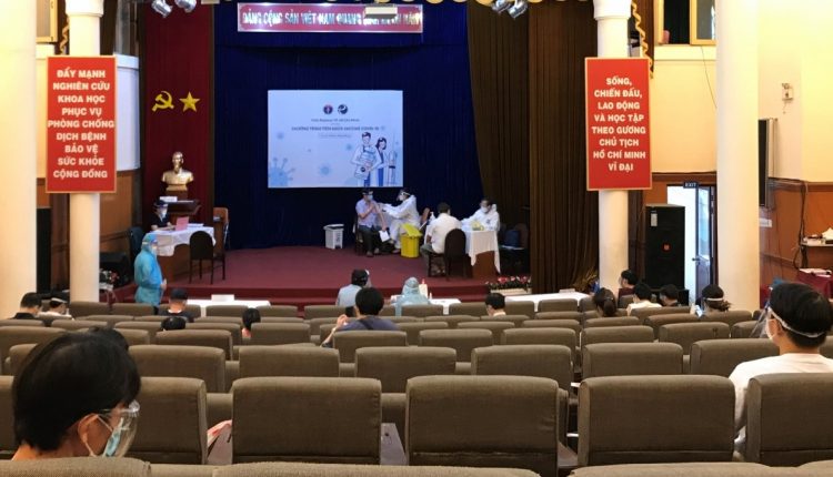 uu-tien-tiem-vaccine-cho-phu-nu-mang-thai-va-me-dang-cho-con-bu-tin-viet-today-vn