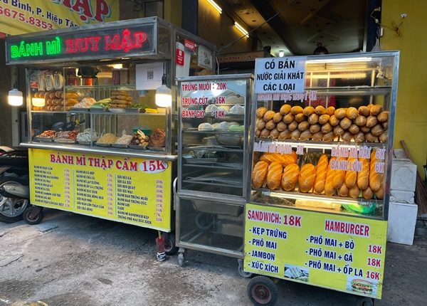 banh-mi-huy-map-tiem-banh-mi-noi-tieng-quan-tan-phu-1