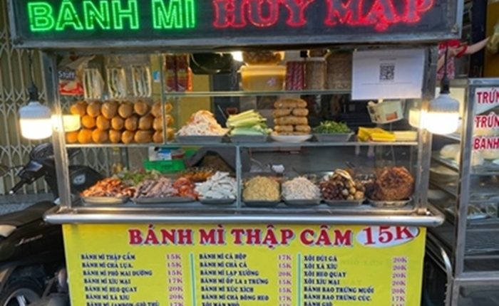 banh-mi-huy-map-tiem-banh-mi-noi-tieng-quan-tan-phu-2