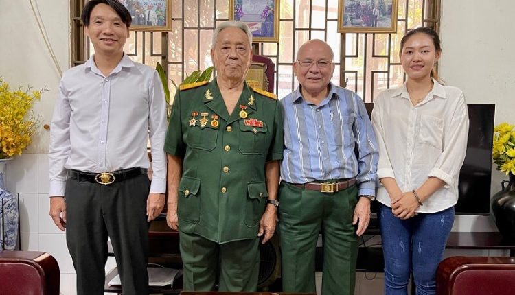 nha-bao-pham-anh-tuan-tham-chuc-tet-cac-cuu-chien-binh-img