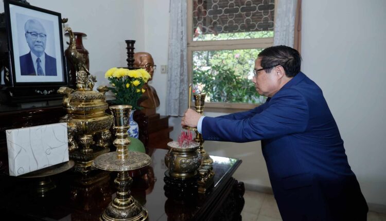 thu-tuong-pham-minh-chinh-thap-huong-cho-co-thu-tuong-vo-van-kiet