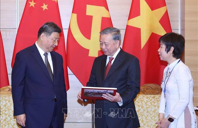 tong-bi-thu-to-lam-tang-cuon-sach-anh-nhung-lan-tham-viet-nam-cua-ong-tap-can-binh-2