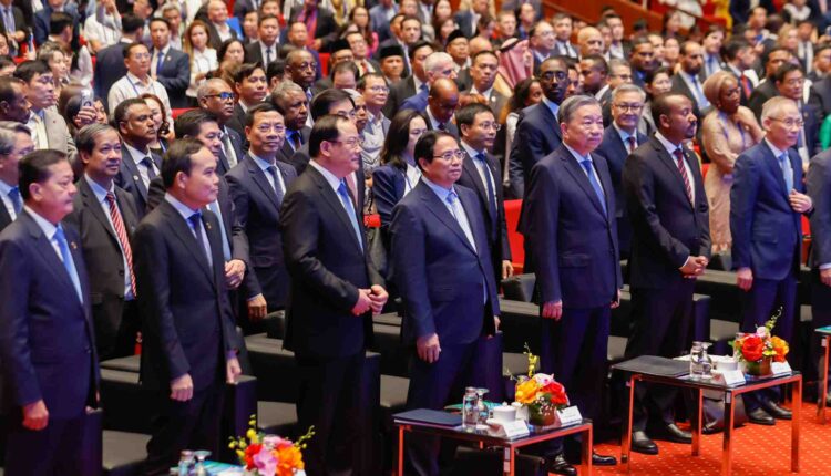 tong-bi-thu-to-lam-va-thu-tuong-pham-minh-chinh-cung-cac-dai-bieu-khai-mac-hoi-nghi_11zon