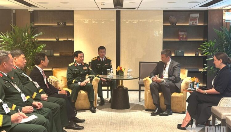 dai-tuong-phan-van-giang-gap-tien-si-bastian-giegerich