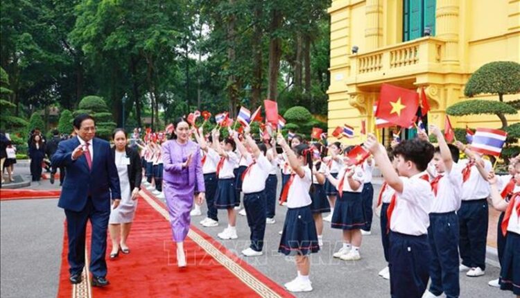 thieu-nhi-ha-noi-chao-don-thu-tuong-thai-lan