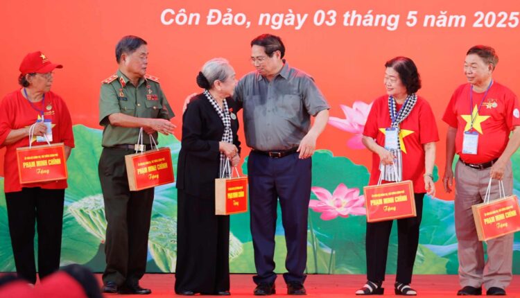thu-tuong-pham-minh-chinh-tang-qua-cho-cac-dai-bieu_11zon