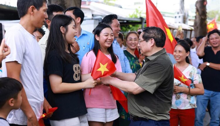 thu-tuong-pham-minh-chinh-va-nguoi-dan-huyen-con-dao