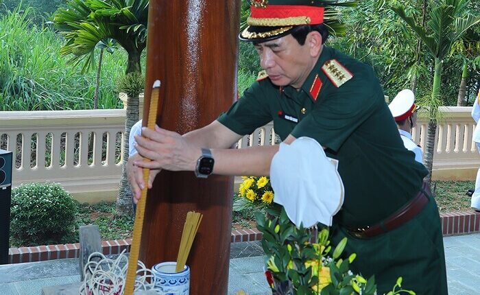 doan-cong-tac-quan-uy-trung-uong-bo-quoc-phong-hanh-quan-ve-nguon-tri-an-tai-atk-dinh-hoa (16)
