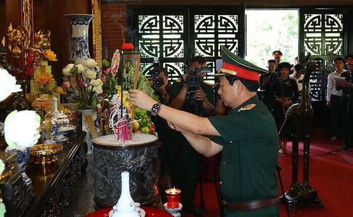 doan-cong-tac-quan-uy-trung-uong-bo-quoc-phong-hanh-quan-ve-nguon-tri-an-tai-atk-dinh-hoa (4)