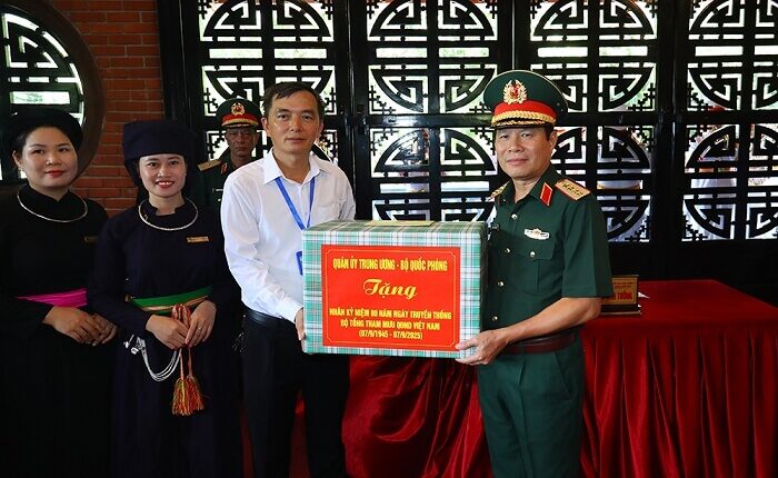 doan-cong-tac-quan-uy-trung-uong-bo-quoc-phong-hanh-quan-ve-nguon-tri-an-tai-atk-dinh-hoa (6)