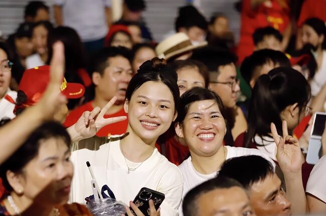 nguoi-dan-hao-hung-xuyen-dem-cho-tong-duyet-le-dieu-binh-dieu-hanh-ky-niem-80-nam-cach-mang-tha (17)