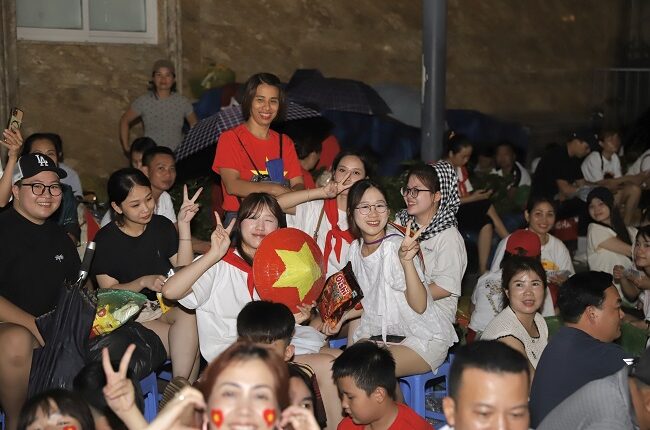 nguoi-dan-hao-hung-xuyen-dem-cho-tong-duyet-le-dieu-binh-dieu-hanh-ky-niem-80-nam-cach-mang-tha (6)