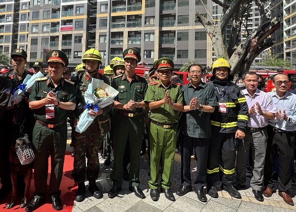 hon-3-000-nguoi-tham-gia-dien-tap-cccnch-lon-nhat-tphcm-nam-2025-tai-vinhomes-grand-park (4)