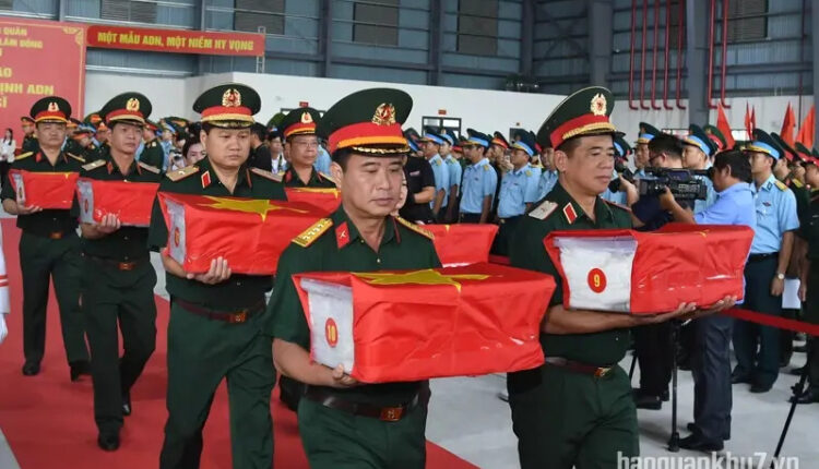 quan-khu-7-phoi-hop-van-chuyen-ban-giao-13563-mau-hai-cot-liet-si-phuc-vu-giam-dinh-adn5